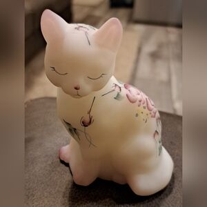 Beautiful Fenton White Satin Rose Garden Sitting Cat Hand Painted Floral